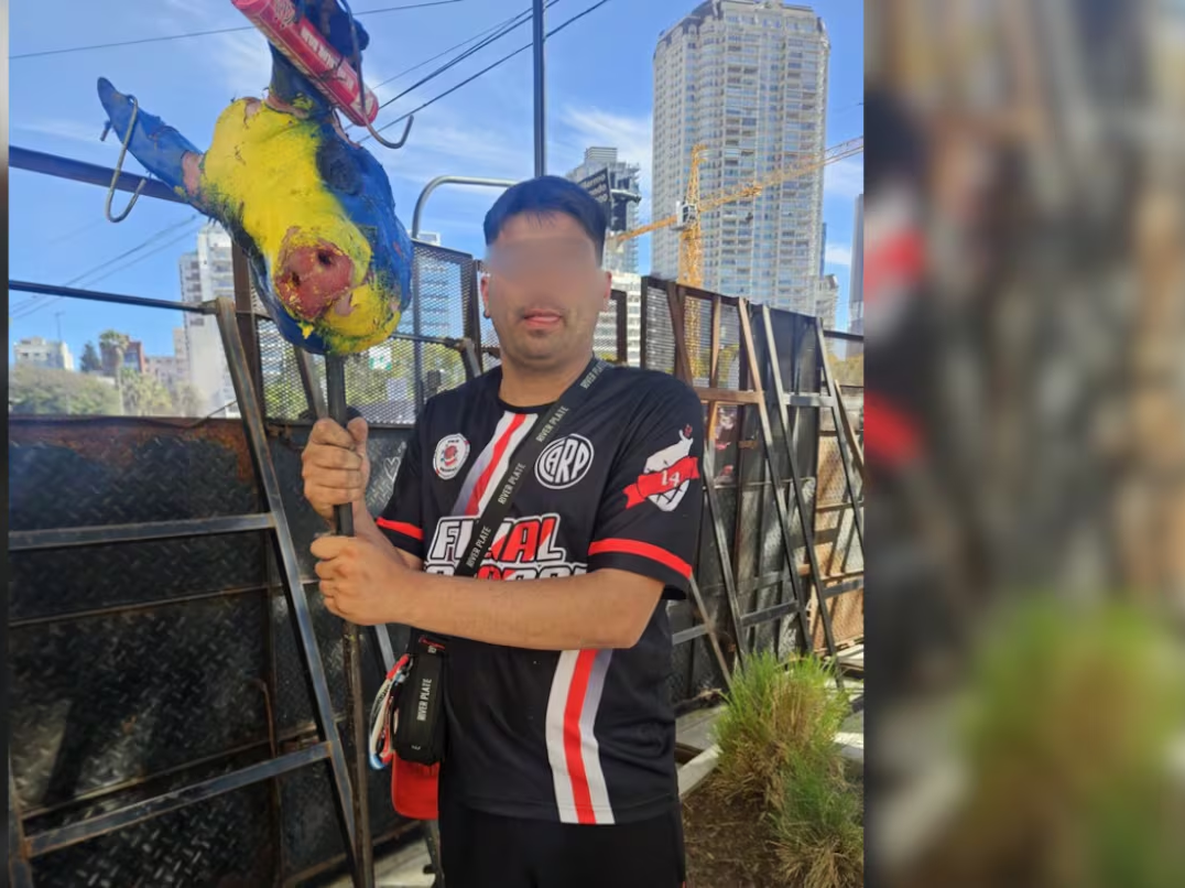 Superclásico: demoraron a un hincha de River que llevaba una cabeza de chancho con los colores de Boca.