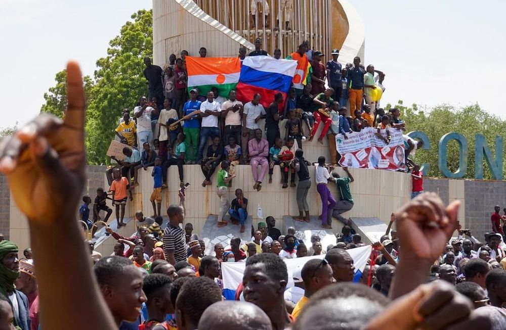 Cientos de manifestantes salieron a las calles nuevamente en apoyo a la junta militar que derrocó al gobierno nigerino la semana pasada. Imagen de las manifestaciones del pasado 30 de julio.