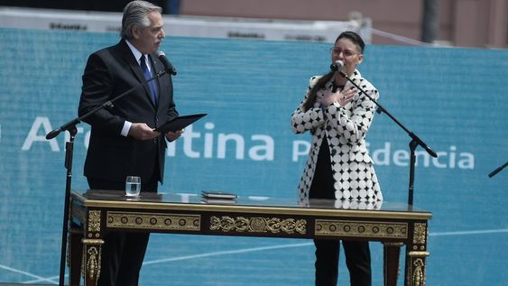 El Ministerio de Capital Humano denunció irregularidades con el manejo de seguros en el ex Ministerio de la Mujer. En la foto, Alberto Fernández le toma juramento a la ministra Ayelén Mazzina. Foto de archivo Federico Lopez Claro