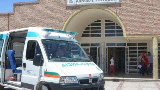 La joven solicitó ayuda a los compañeros y docentes que llamaron a la policía denunciando el caso y luego la trasladaron al hospital Perrupato, donde fue asistida por los médicos.