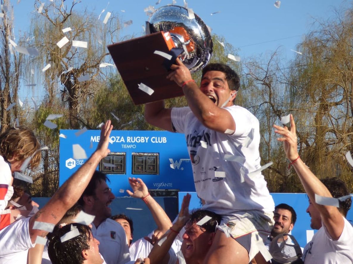 El capitán Álvaro Llaver levantando un nuevo trofeo para Maristas. Foto: Nicolás Salas para los Andes