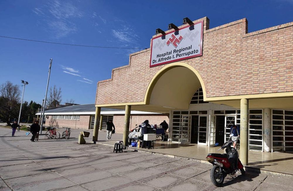 El conductor fue internado en el hospital Perrupato.  LOS ANDES