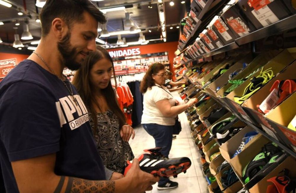 Un empleado necesita trabajar casi 95 horas, prácticamente 12 días laborales completos, para adquirir el calzado. Foto: Marcelo Rolland / Los Andes