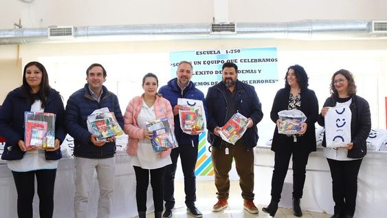 Maipú y el Banco Macro entregaron útiles escolares