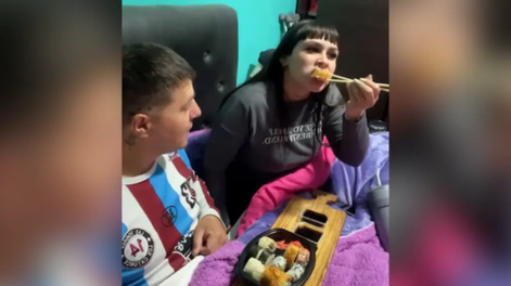 Una pareja comiendo sushi