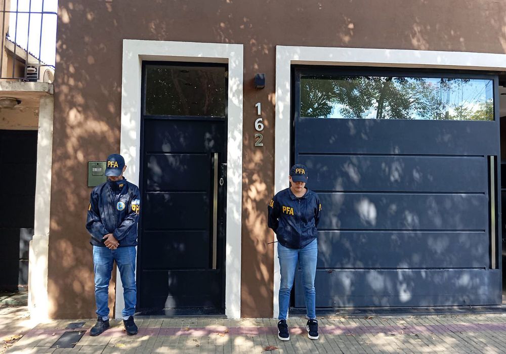 La Policía Federal realizó hoy unos 30 allanamientos en simultáneo, en el marco de la causa que se investiga por presunto lavado de dinero vinculado a la empresa Sur Finanzas, cuyo titular sería Ariel Vallejo, más allá de que la firma figura a nombre de su madre.