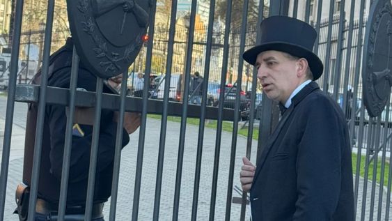El Mago sin Dientes irrumpió en Casa Rosada para pedirle una reunión a Milei