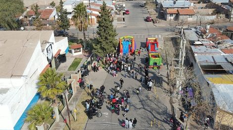 Más de 150 chicos festejaron con los “hombres de negro” de la UMAR. | Foto: gentileza