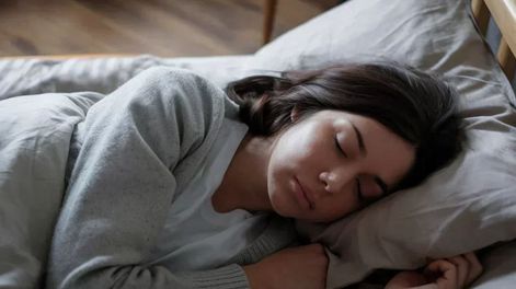 Dormir de lado no es una posición incómoda y ayuda a distintas personas a descansar de la mejor manera.