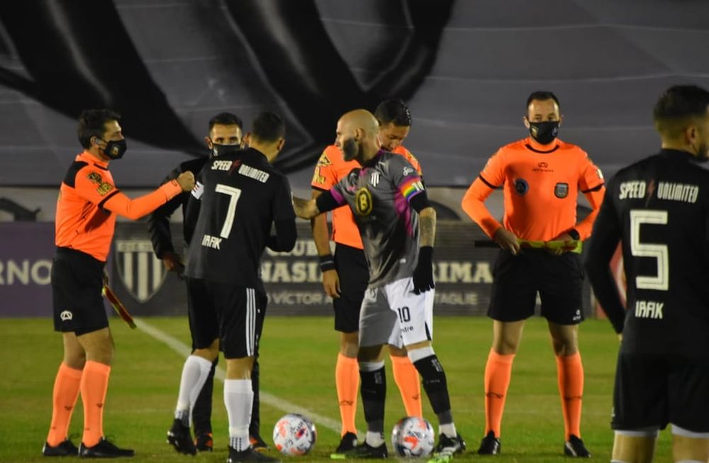 El juez del encuentro cobró mano en el gol de Meritello. Increíble.  / Prensa Gimnasia.