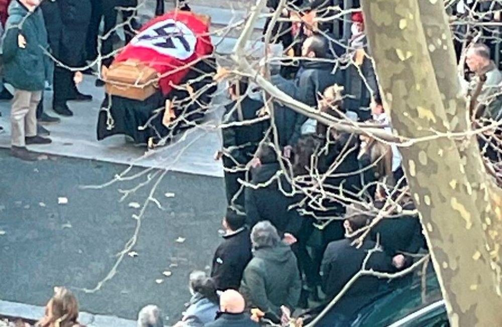 Indignación en Roma por bandera nazi en un funeral católico - Gentileza