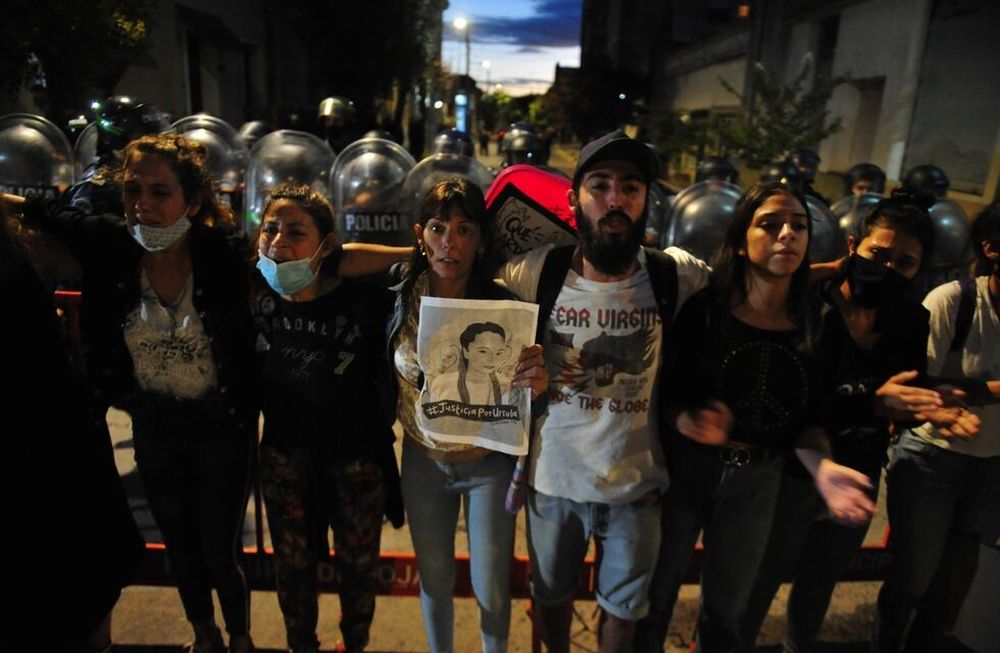 Dos sujetos provocaron a los manifestantes y se produjeron hechos de violencia durante la marchan por el femicidio de Úrsula Bahillo. Gentileza Clarín