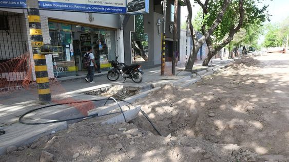 El difícil acceso a muchos locales ha provocado una merma en la clientela y la consiguiente caída de la ventas en calle Morón. | Foto:  José Gutiérrez / Los Andes
