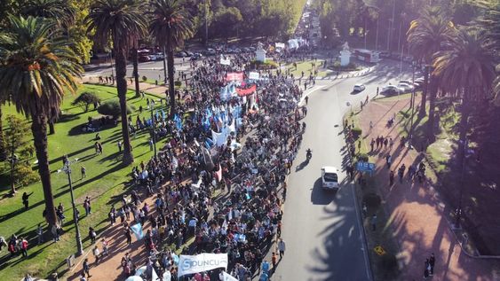 Imágenes de la primer marcha universitaria de 2024. Foto: Marcelo Rolland / Los Andes