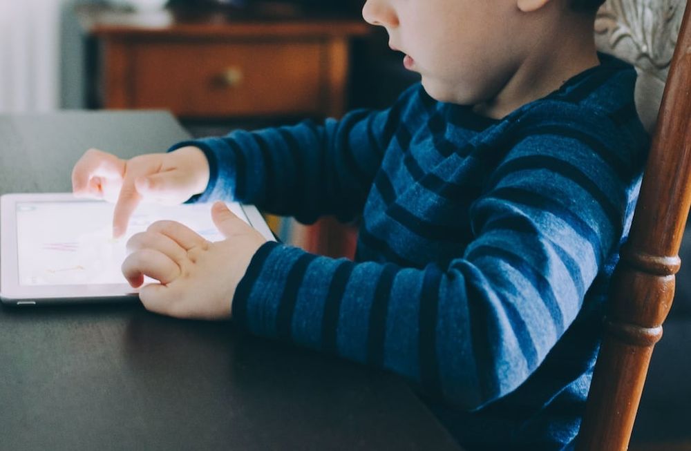 ¿Cuánto tiempo puede estar mi hijo frente a la pantalla?