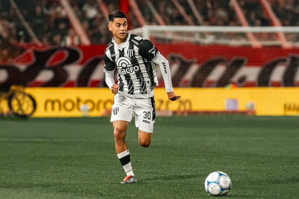 En un partidazo, el Lobo Mendocino ganó con dos golazos de Lencioni y otro tanto de Fernández. El Rojo, sin reacción, pudo perder por más goles.