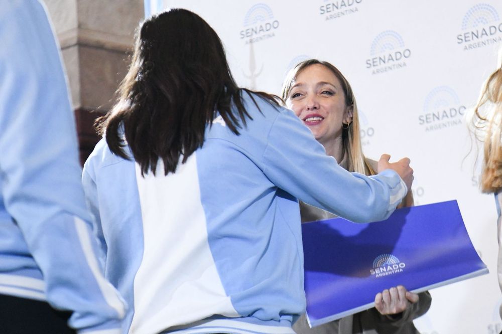 Anabel Fernández Sagasti distinguió a más de 100 deportistas en el Congreso nacional. Foto: PJ.