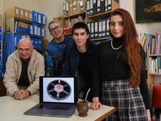 De izquierda a derecha: el equipo está formado por Daniel Zanessi, Antonio Leguiza, Joaquín Correa, Magnolia Monti y Andrew Skinner (ausente en la foto). Foto: Marcelo Rolland / Los Andes.