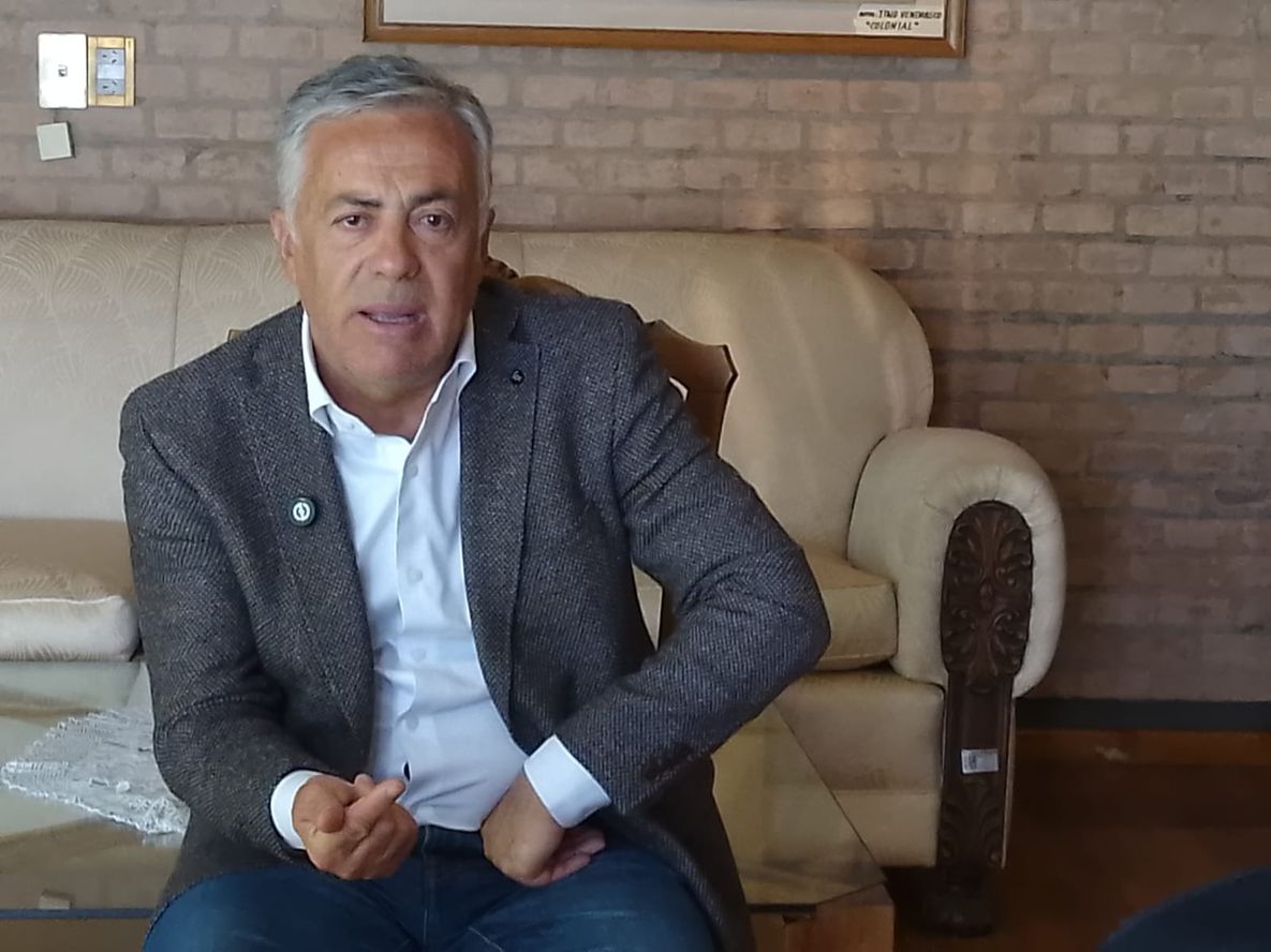 El gobernador, Alfredo Cornejo, durante su entrevista con Los Andes. El mandatario ratificó el acuerdo con La Libertad Avanza y advirtió que la UCR debe cambiar su estrategia política.