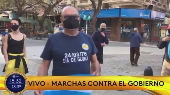 El hombre concurrió con una remera con la fecha de la última dictadura militar en el país. - Twitter