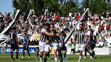 Los Andes | Nico Romano , abrazado por el Tanque Silba, convirtió dos goles frente a Almagro, mañana frente e Caseros, quiere seguir aportando festejos al Lobo.