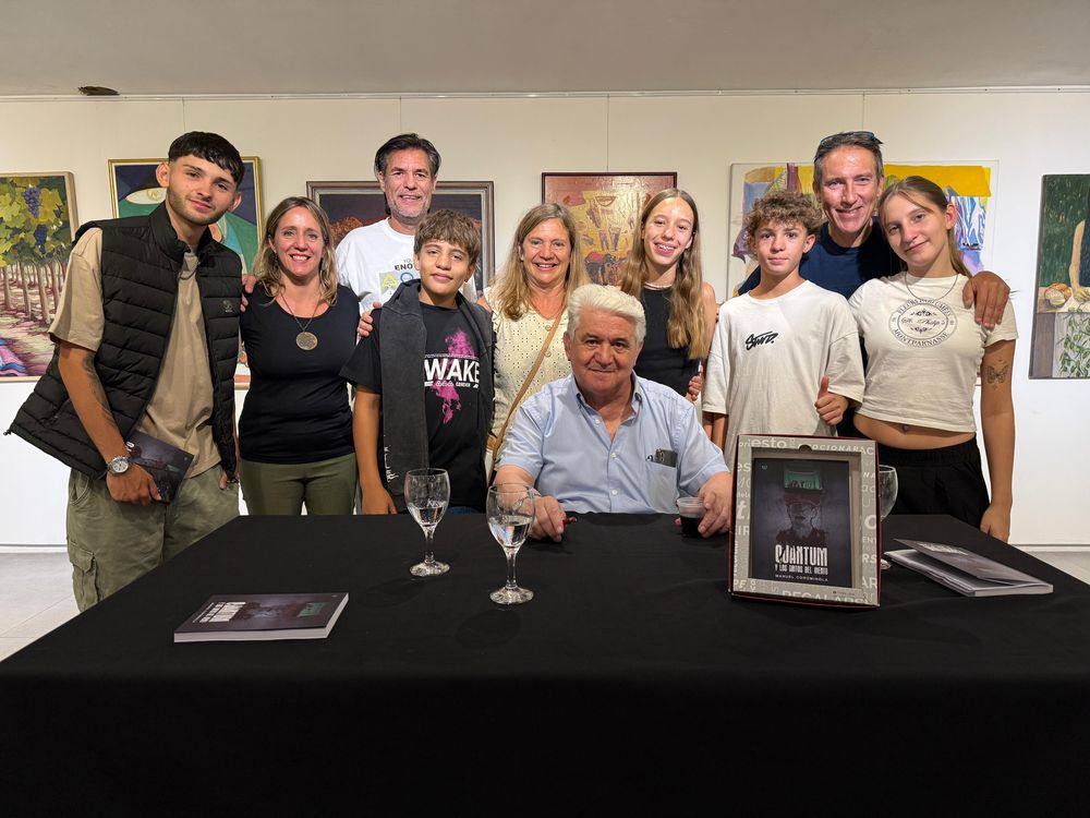 El periodista y escritor, rodeado por su esposa, hijas, yernos y nietos, en la presentación de su último libro (Quantum), que se realizó en marzo.