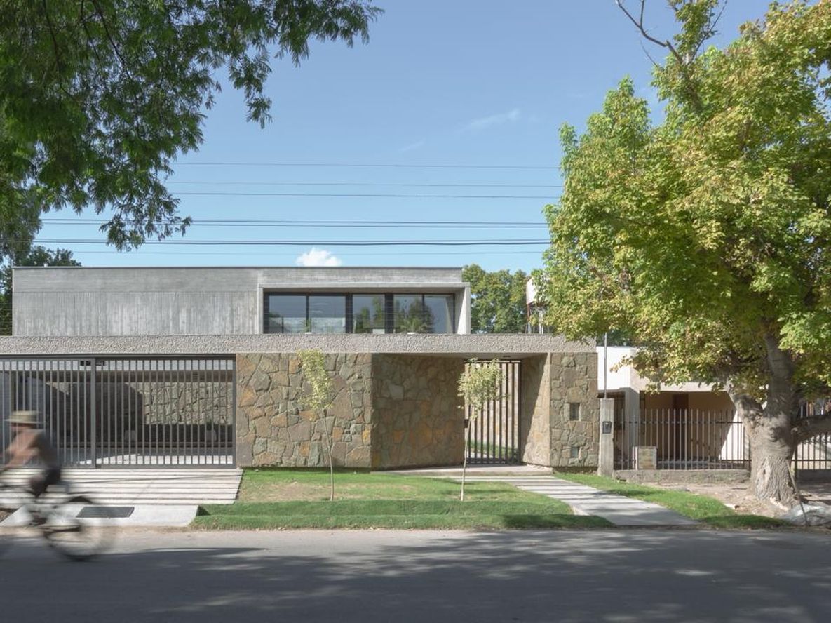 El hormigón armado visto es el protagonista absoluto, integrando en una sola pieza la estructura y la expresión estética de la vivienda.