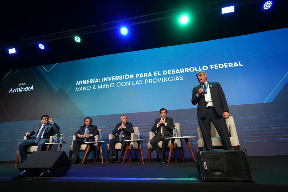 Panel: Alfredo Cornejo en el panel de gobernador en ArMinera junto a sus pares Claudio Vidal (Santa Cruz), Carlos Sadir (Jujuy) y Gustavo Sáenz (Salta)