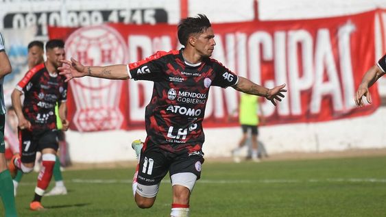 Fútbol Federal A, Huracán Las Heras vs. Estudiantes de San Luis en cancha de HuracánFestejos del gol de Huracán, combertido desde el punto penal en el primer tiempo.Foto: José Gutierrez / Los Andes