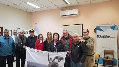 Los Andes | Los participantes de la reunión en la que se buscó avanzaren el proyecto para bautizar sectores del Estadio Malvinas Argentinas con los nombres de los caídos mendocinos en la guerra.