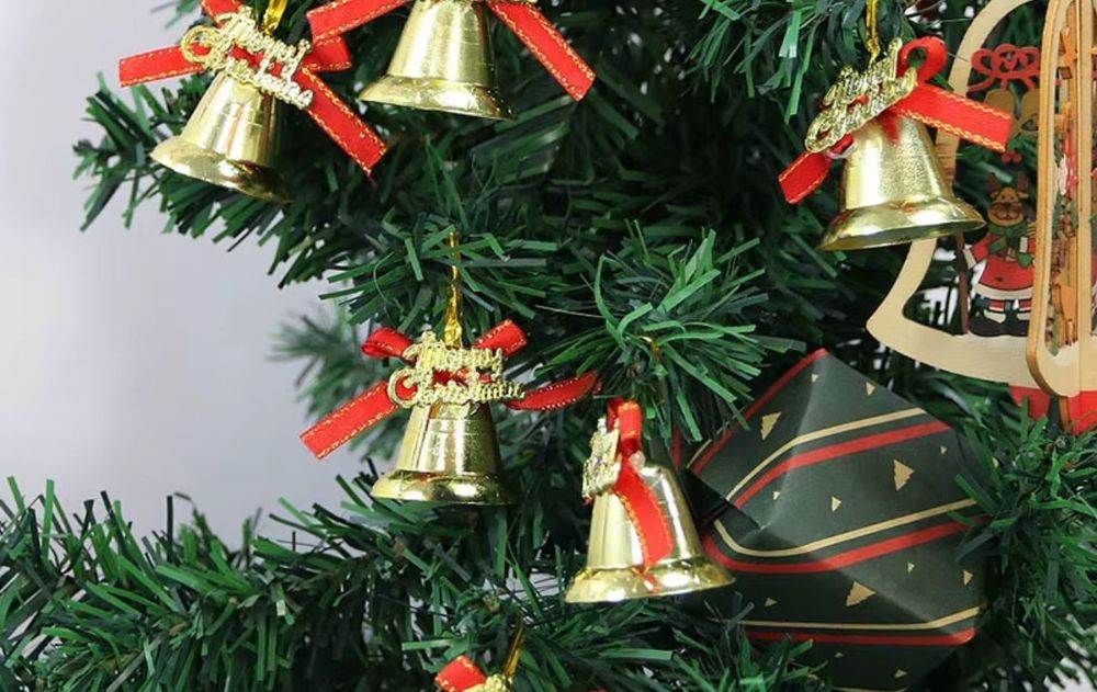 Aunque su efecto es simbólico, este objeto en el árbol de navidad encuentra en este gesto un modo de conectar con deseos de crecimiento económico.