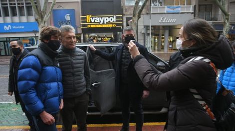Los Andes | El ex presidente Mauricio Macri está en Mendoza y se quedará dos días. Presentó su libro, dio entrevistas y saludó a sus seguidores. Foto: Ignacio Blanco / Los Andes