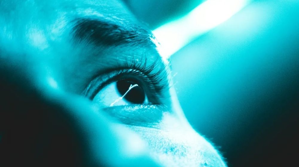 La razón por la cual este color es invisible para el resto de la humanidad es simple: requiere de una estimulación artificial y altamente controlada