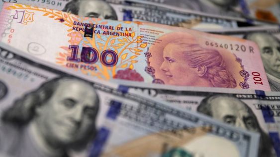 Dólares y pesos, ¿qué pasaría en la Argentina si convivieran legalmente?