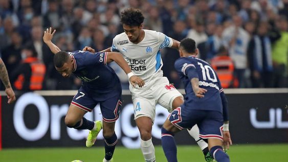 Messi y Mbapeé disputan la pelota en el clásico francés. (AP) Messi y Mbapeé disputan la pelota en el clásico francés. (AP)