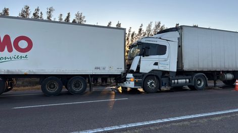 Un camionero se quedó dormido al volante y chocó contra otro camión.