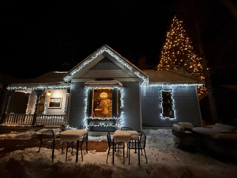 Paseo nocturno con Aspen nevado en época de Navidad: en la foto, Explore Booksellers
