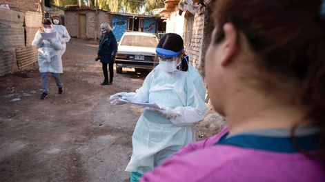 Los Andes | Operativo. El viernes se hicieron testeos masivos en el Barrio Campo Papa de Godoy Cruz en busca de contagiados de Covid-19. Foto: Ignacio Blanco / Los Andes