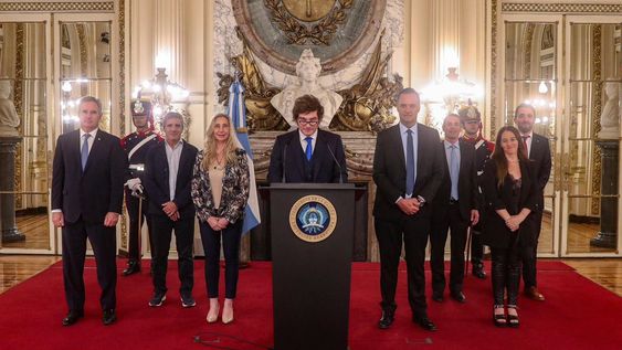 Milei habló en cadena nacional para celebrar el fallo favorable a Argentina en el caso YPF y estuvo acompañado por su gabinete.