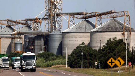 Para exportar más, son necesarias políticas que estimulen la producción de bienes exportables y que no castiguen el comercio exterior.