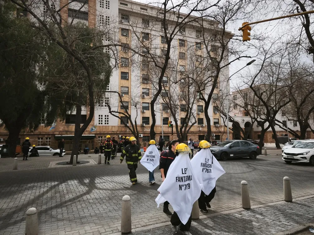 Bomberos voluntarios reclamaron en Casa de Gobierno.