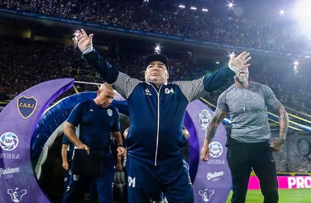 Maradona la última vez que pisó la Bombonera como DT de Gimnasia y Esgrima La Plata.