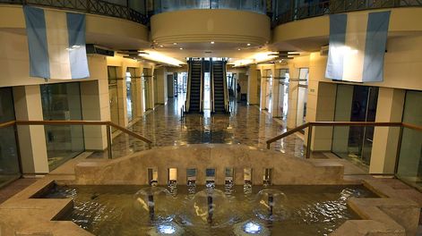 Los Andes | El proyecto en Galería Piazza contempla cuatro locales y tendrá una estética de un espacio al aire libre, con comida de autor, un sector de coworking y una sala de cata de café. / Foto: Orlando Pelichotti / Los Andes