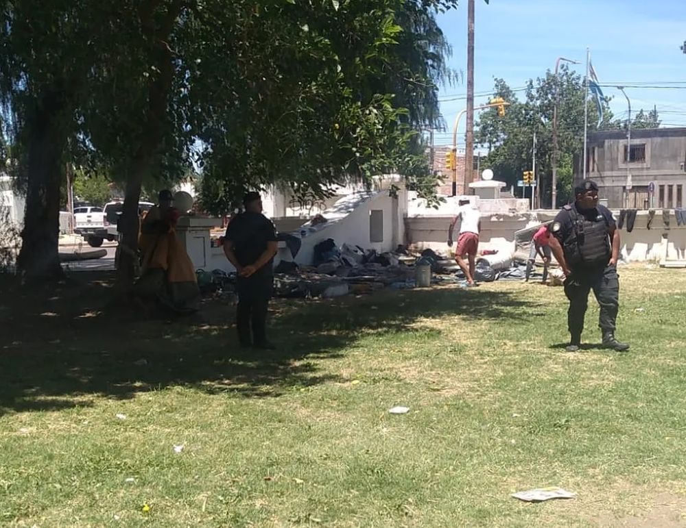 Confuso desalojo de personas en situación de calle en el centro de San Martín.