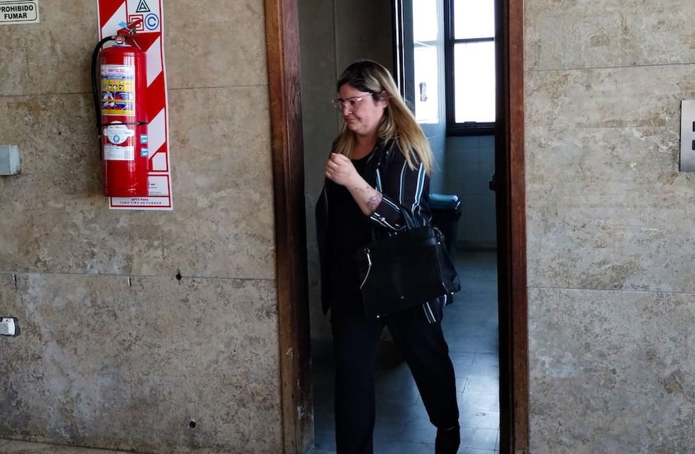 La hermana de Fabiola Yañez, Tamara, arribó esta mañana a los tribunales federales de Retiro para declarar como testigo en la causa que investiga por violencia de género al ex presidente Alberto Fernández. Foto: Daniel Vides / NA