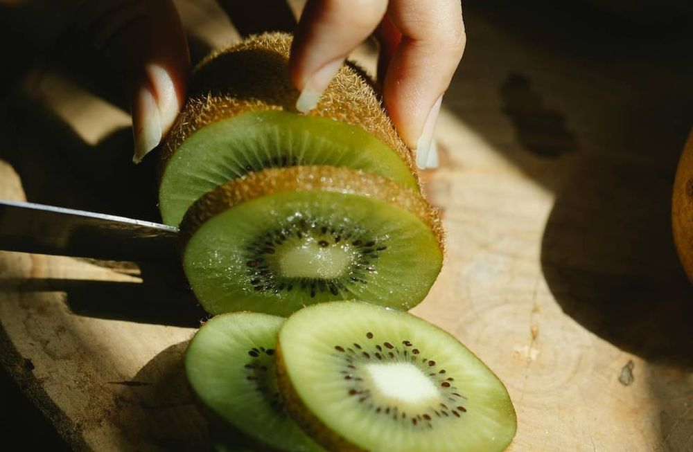 Para mujeres embarazadas, el kiwi es una fuente importante de ácido fólico, esencial para el desarrollo cerebral y cognitivo del bebé. (Pexels)