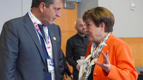 El ministro de Economía Sergio Massa y la titular del FMI Kristalina Georgieva, en la sede del organismo.