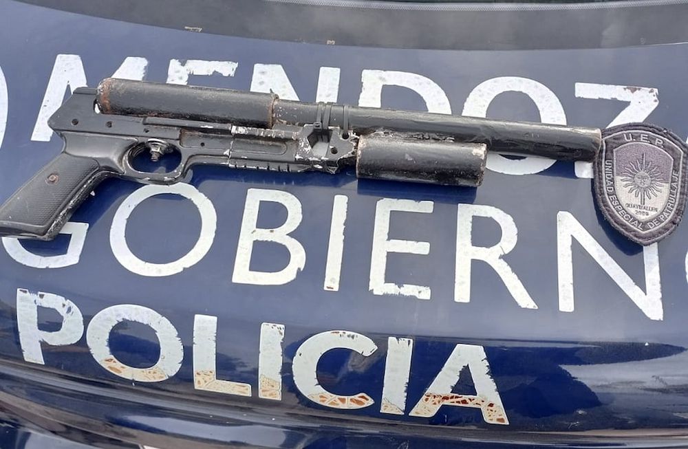 Cayeron tres adolescentes con un sofisticado subfusil “tumbero” en Guaymallén. | Foto: Ministerio de Seguridad y Justicia