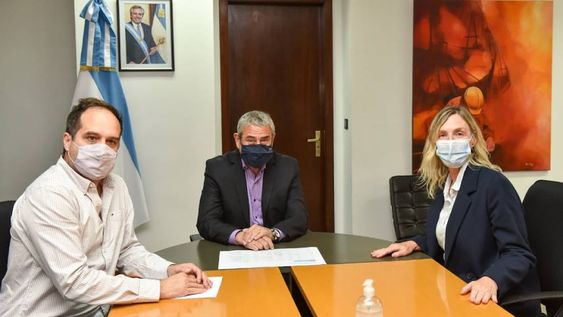 La titular del IVP, Ivana Buvinic, se reunió en Buenos Aires con el ministro de Desarrollo Territorial y Hábitat de la Nación, Jorge Ferraresi. Del encuentro también participó el secretario de Hábitat, Santiago Maggiotti.