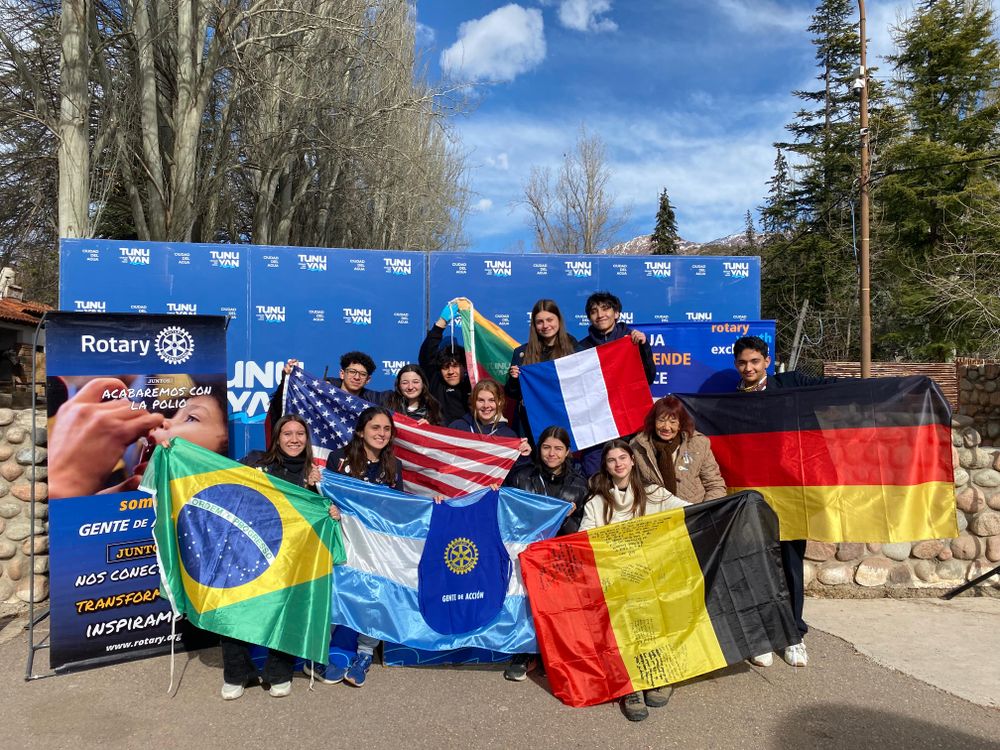 Estudiantes de intercambio del Rotary Club en la carrera trail running en el Manzano Histórico.